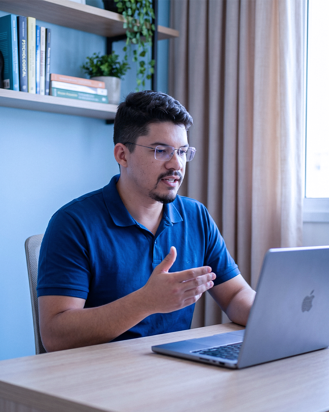 Gabriel Alencar durante atendimento psicológico online, foto 2